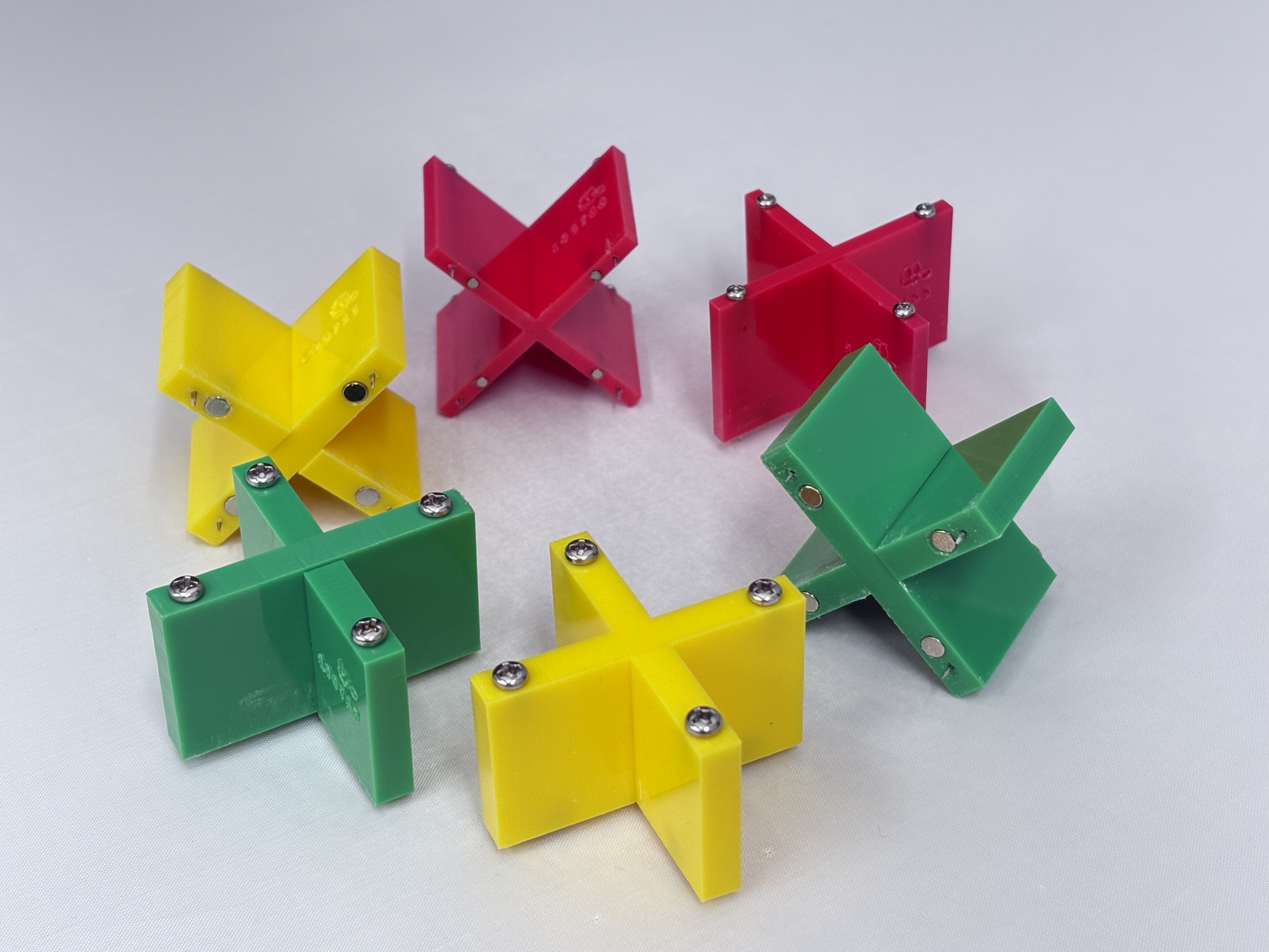 メジスカット 製品ラインナップ - 赤・黄・緑の3カラー展開。十字型の施工補助ツール。