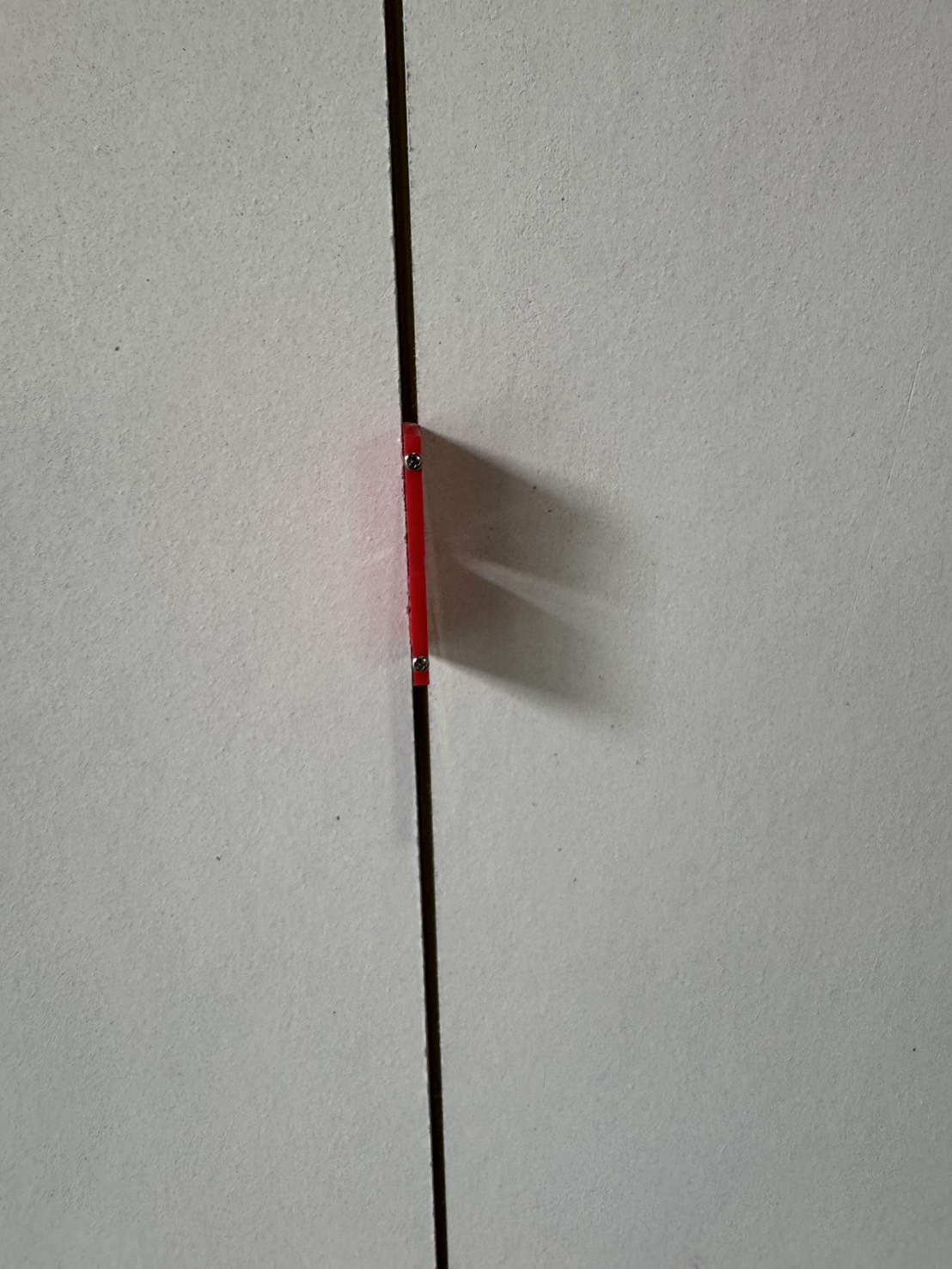 天井施工で一人でメジスカットを使って化粧板を貼っている様子