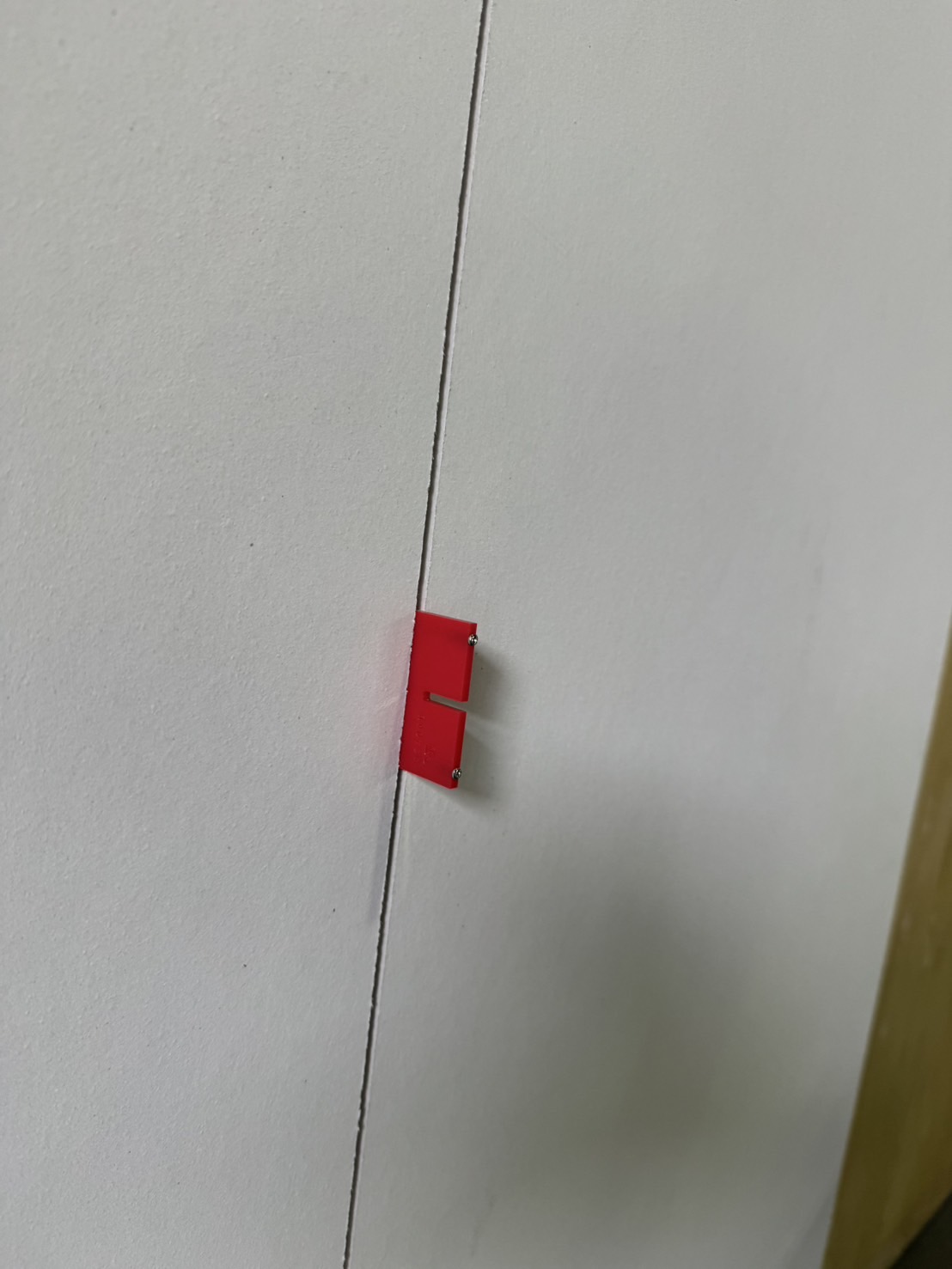 壁面の軽天下地にメジスカットが磁石で吸着している様子